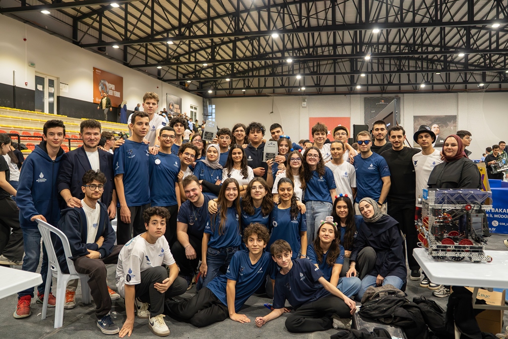 İBBTech, 41 Takımın Katıldığı Robot Yarışmasında Hem Birinci Hem İkinci Oldu